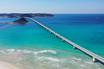 Fototapeta premium 晴れた日の美しい角島大橋と砂浜