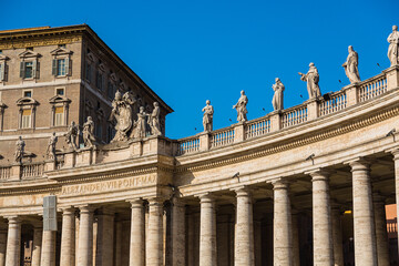Fototapeta na wymiar バチカン市国のサン・ピエトロ広場の門と列柱廊