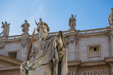 バチカン市国の聖パウロ像とサン・ピエトロ大聖堂