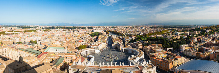 Fototapeta na wymiar バチカン市国のサン・ピエトロ大聖堂の屋上から見えるサン・ピエトロ広場とローマ市街のパノラマ