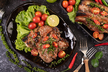 Sliced ​​pork steak topped with white sesame and fresh pepper seeds along.