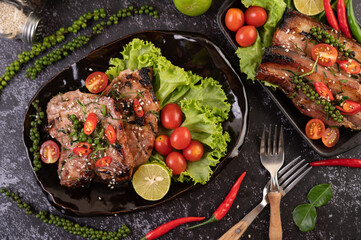 Sliced ​​pork steak topped with white sesame and fresh pepper seeds along.