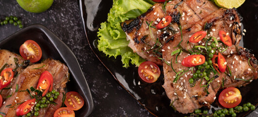 Sliced ​​pork steak topped with white sesame and fresh pepper seeds along.