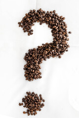signo de pregunta de café sobre base blanca