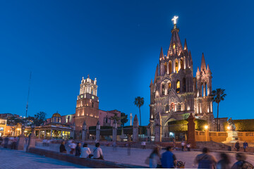 Fototapeta premium Parroquia de San Miguel de Allende, en el centro de México. Esta ciudad es considerada una de las más bellas del país por su arquitectura estilo colonial y muy colorida