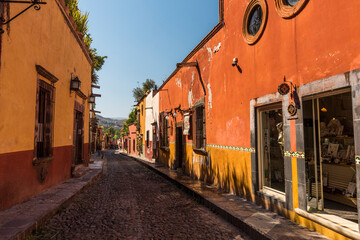 Diferentes escenarios calejeros de San Miguel de Allende, en el centro de México. Esta ciudad es...