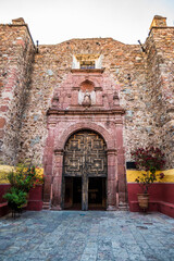 Fototapeta na wymiar Puerta de una de las iglesias de San Miguel de Allende, en el centro de México. Esta ciudad es considerada una de las más bellas del país por su arquitectura estilo colonial y muy colorida