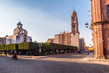 Fototapeta na wymiar Diferentes escenarios callejeros de San Miguel de Allende, en el centro de México. Esta ciudad es considerada una de las más bellas del país por su arquitectura estilo colonial y muy colorida