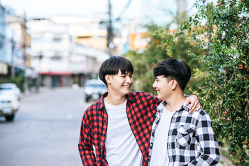 Obraz premium Two men who love each other happily hug each other.