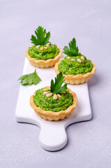 Tartlets with green cream and nuts