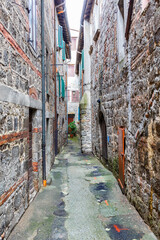 Fototapeta na wymiar Narrow alley in the old city