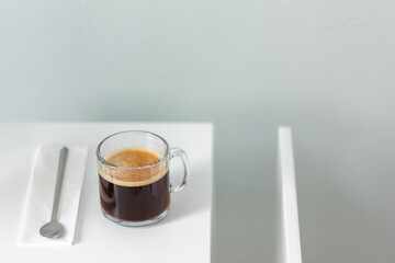 arturo-limon-foto-oficina-fondo-gris-taza-naranja-lápices-teclado-mesa-blanca