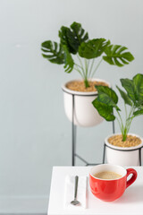 arturo-limon-foto-oficina-fondo-gris-taza-naranja-lápices-teclado-mesa-blanca