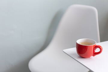 arturo-limon-foto-oficina-fondo-gris-taza-naranja-lápices-teclado-mesa-blanca