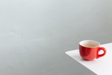 arturo-limon-foto-oficina-fondo-gris-taza-naranja-lápices-teclado-mesa-blanca