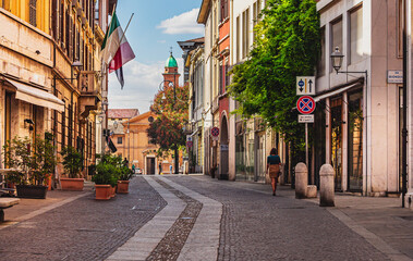 Obraz przedstawia jedną z ulic włoskiego miasta. - obrazy, fototapety, plakaty