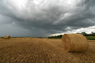 Strohballen auf Feld vor dem Sturm