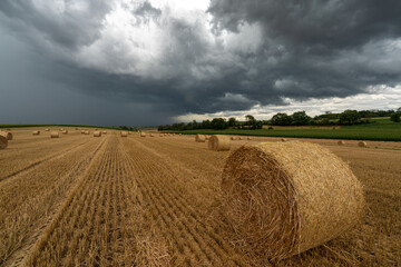Strohballen auf Feld vor dem Sturm