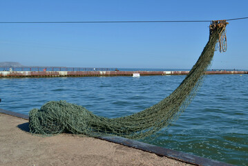 Obraz premium fishing net lies on the shore