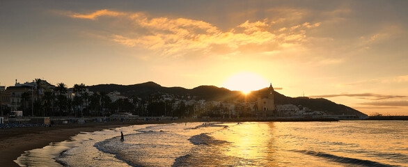 Turismo en Sitges. Amanecer junto al mar