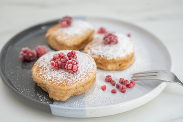 Obraz na płótnie Canvas sweet home made vanilla pancakes with raspberries