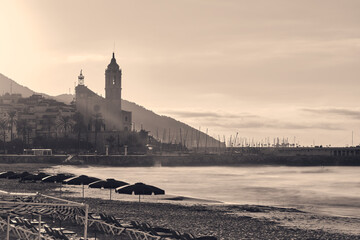 Turismo en Sitges. Amanecer junto al mar