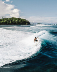 A man surfing in Siargao - obrazy, fototapety, plakaty