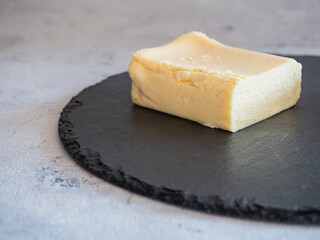 チーズケーキのクローズアップ。バニラビーンズの入った甘いチーズケーキ。