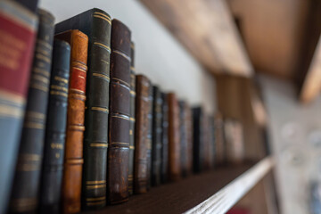 本の並んだ本棚　図書館