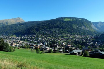 Fototapeta na wymiar Vue générale de Morzine dans les Alpes françaises