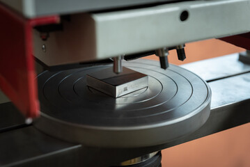 Mikroskopische Prüfung eines Musterstücks in der Industrie.