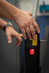 Obraz premium Bedienung eines Prüfgerätes mit der Hand.