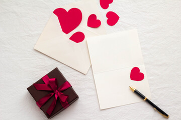 カードと封筒、ハート、ギフトボックスの愛のこもった手紙のイメージ