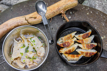 野外料理　焼き餃子とスープ餃子