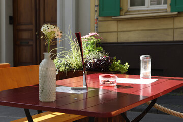 tisch auf der terrasse einer kaffee in Wuppertal, Deutschland
