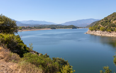 Fototapeta na wymiar Le lac de Vinça (Rodès) dans les Pyrénées Orientales