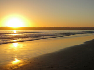 Obraz premium Orange Sunset in Coronado Beach with nice reflection over the pacific ocean.