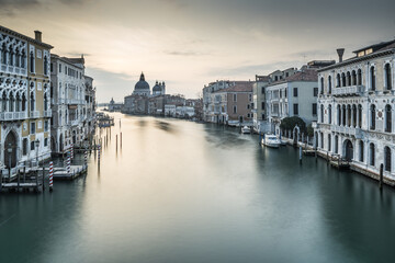 Plakat the grand canal of venice in long exposure in the early morning