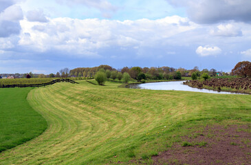Dike along the Linge river, the Netherlands © Roel