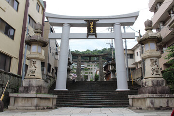Entering the entrance gate of Suwa Shrine of Nagasaki from the main street.