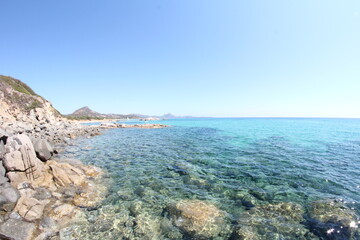 panorama di una scogliera con mare cristallino