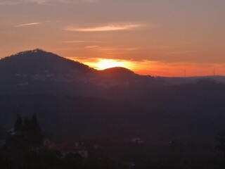 ÓBIDOS - PORTUGAL / 2019-01-06 - Pôr do sol nas montanhas