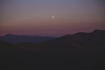 Obraz premium full moon over the mountains