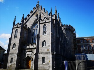 Fototapeta premium DUBLIN - IRLANDA / 2019-05-04 / Castelo de Dublin e entorno, com parque e praças e natureza