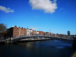 Naklejka premium DUBLIN - IRLANDA / 2019-05-04 / Rio Liffey e paisagens urbanas , com prédios e instalações históricas