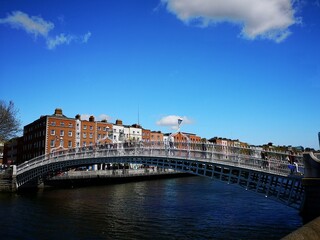 Obraz premium DUBLIN - IRLANDA / 2019-05-04 / Rio Liffey e paisagens urbanas , com prédios e instalações históricas