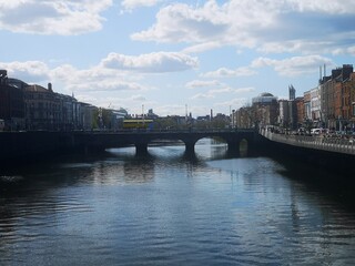 Fototapeta premium DUBLIN - IRLANDA / 2019-05-04 / Rio Liffey e paisagens urbanas , com prédios e instalações históricas