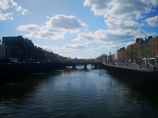 DUBLIN - IRLANDA / 2019-05-04 / Rio  Liffey e paisagens urbanas , com prédios e instalações históricas