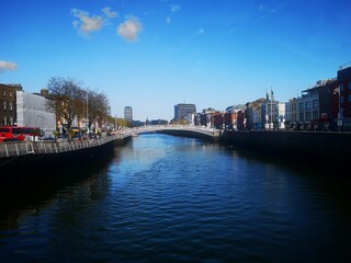 Fototapeta premium DUBLIN - IRLANDA / 2019-05-04 / Rio Liffey e paisagens urbanas , com prédios e instalações históricas