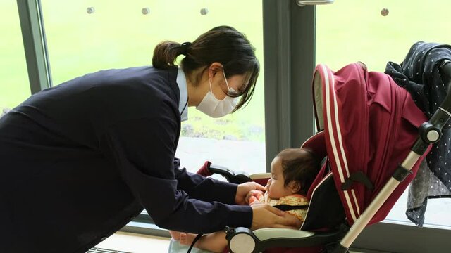医療従事者　看護師の女性とその子供の生まれたばかりの赤ちゃん
